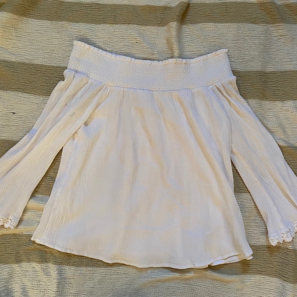 ⚪️White Off-The-Shoulder Flowy Shirt⚪️